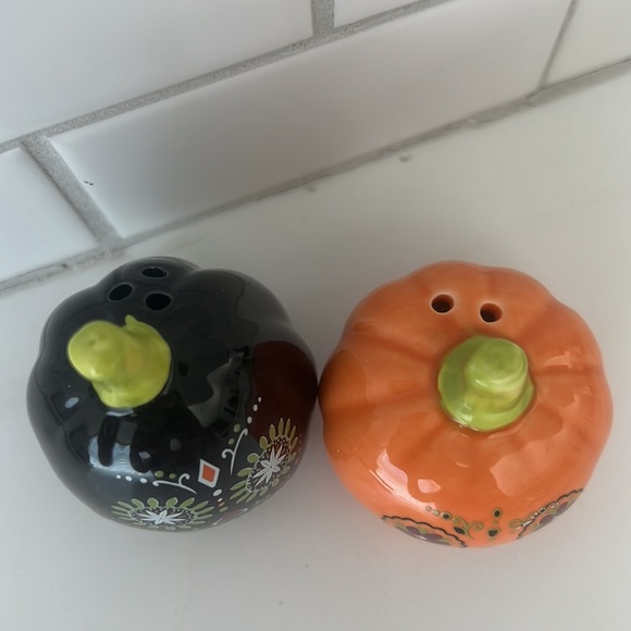 Mini π Halloween Ceramic Sal & Pepper Shakers - Picture 12 of 12